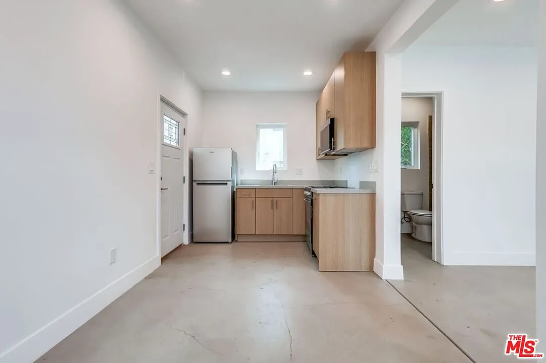 Studio, 1.0 bath, 300 sqft, $1,795 — Photo 3