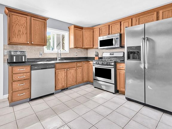 4th image of 37 Oxford Ave