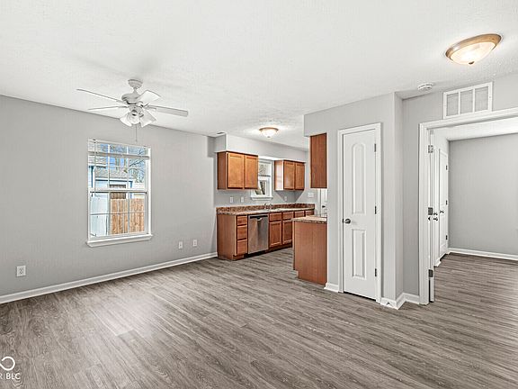 5th image of 827 N Tacoma Ave