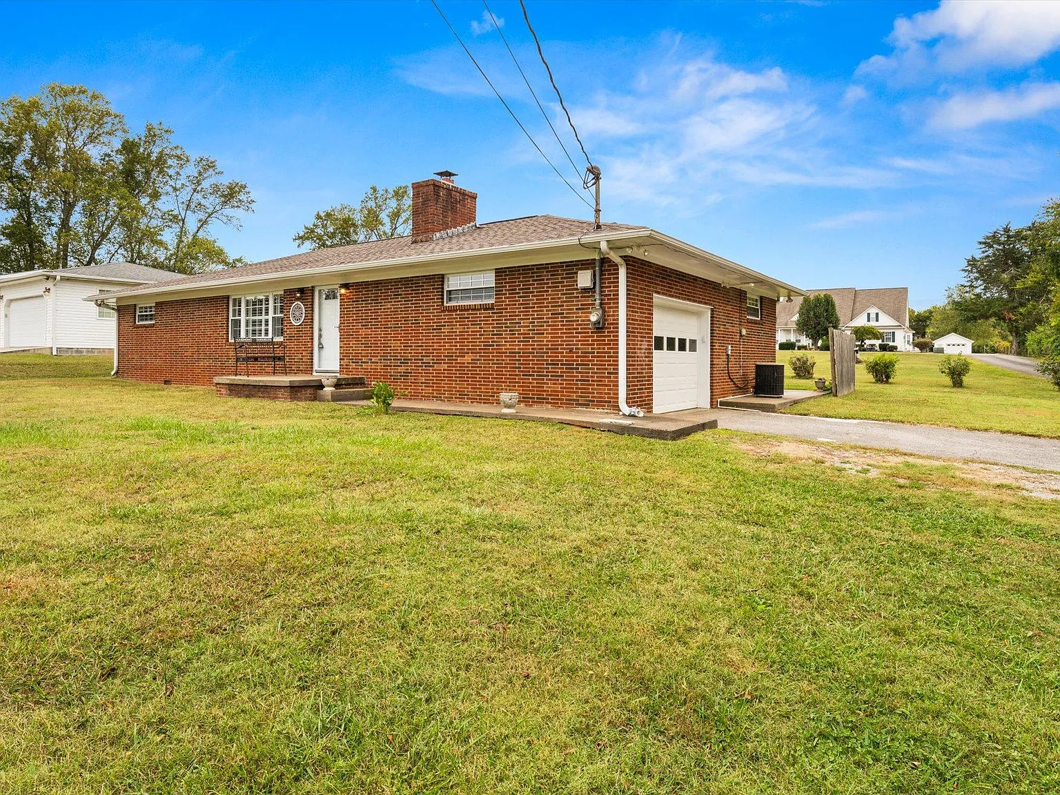 3 bed, 1.5 bath, 1540 sqft, $1,950 — Photo 2