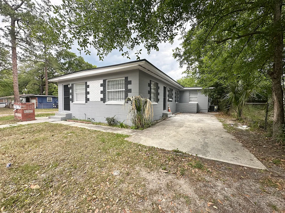 Building Photo - 1599 W 30th St #1