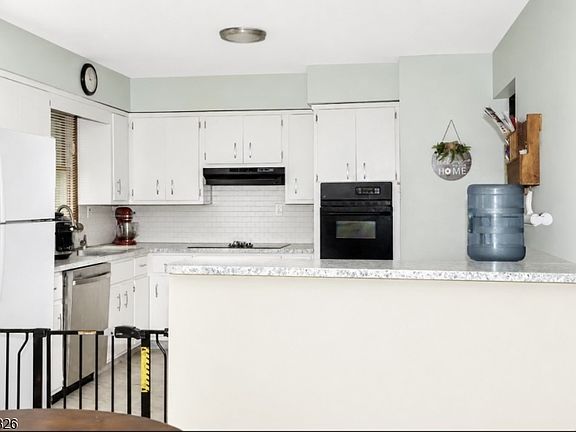 4th image of 9 Stoney Brook Ln