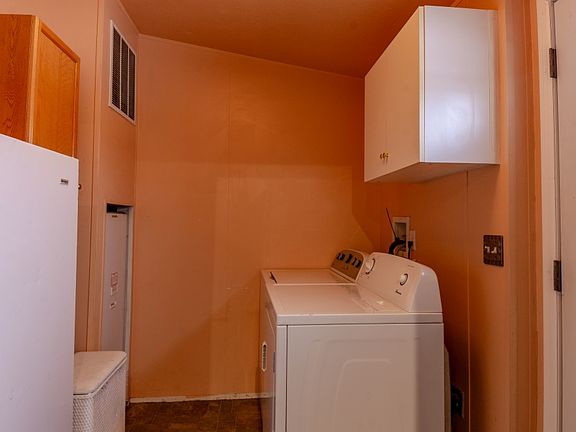 5th image of 686 S Larch Ave