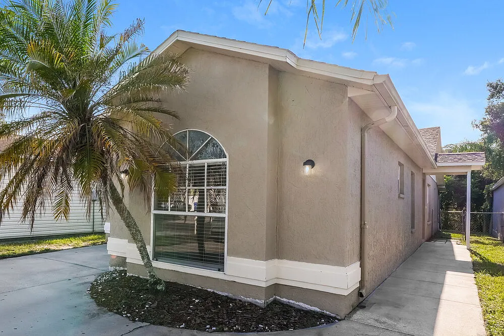3 bed, 2.0 bath, 1227 sqft, $2,075 — Photo 3