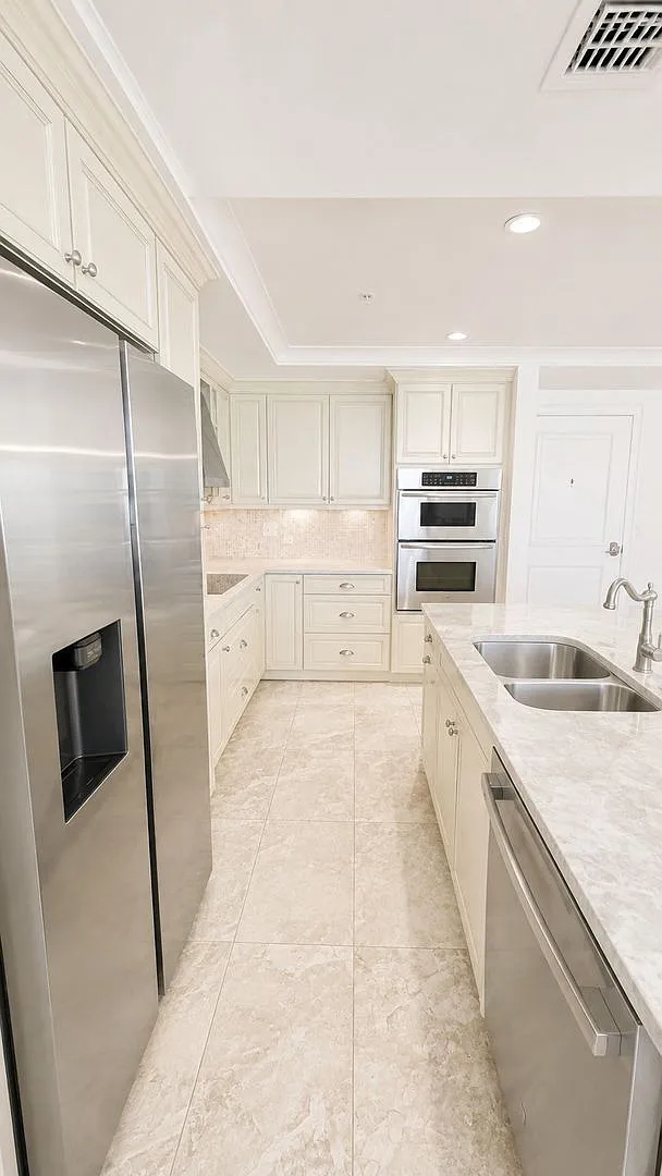 Annual partially furnished 2/2 at 1350 Main St with partial view of Sarasota Bay! — Photo 4