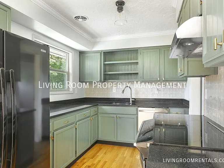 725 Riverdale Dr — Photo 4