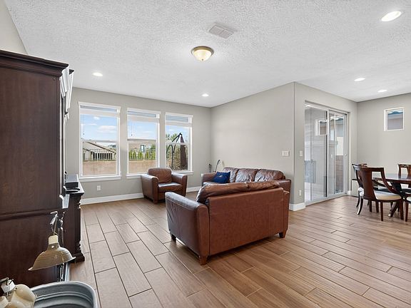 3rd image of 4712 Viento Del Norte
