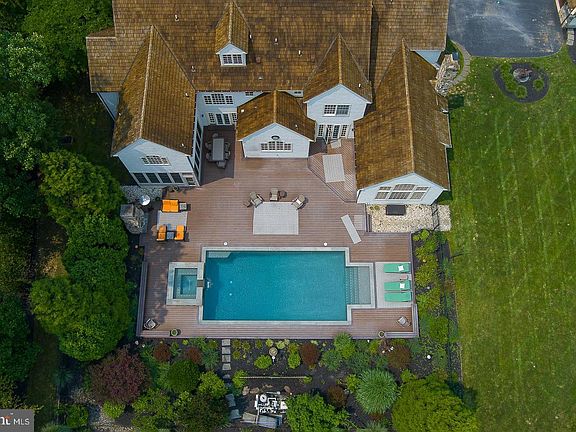 3rd image of 2048 Buttonwood Rd