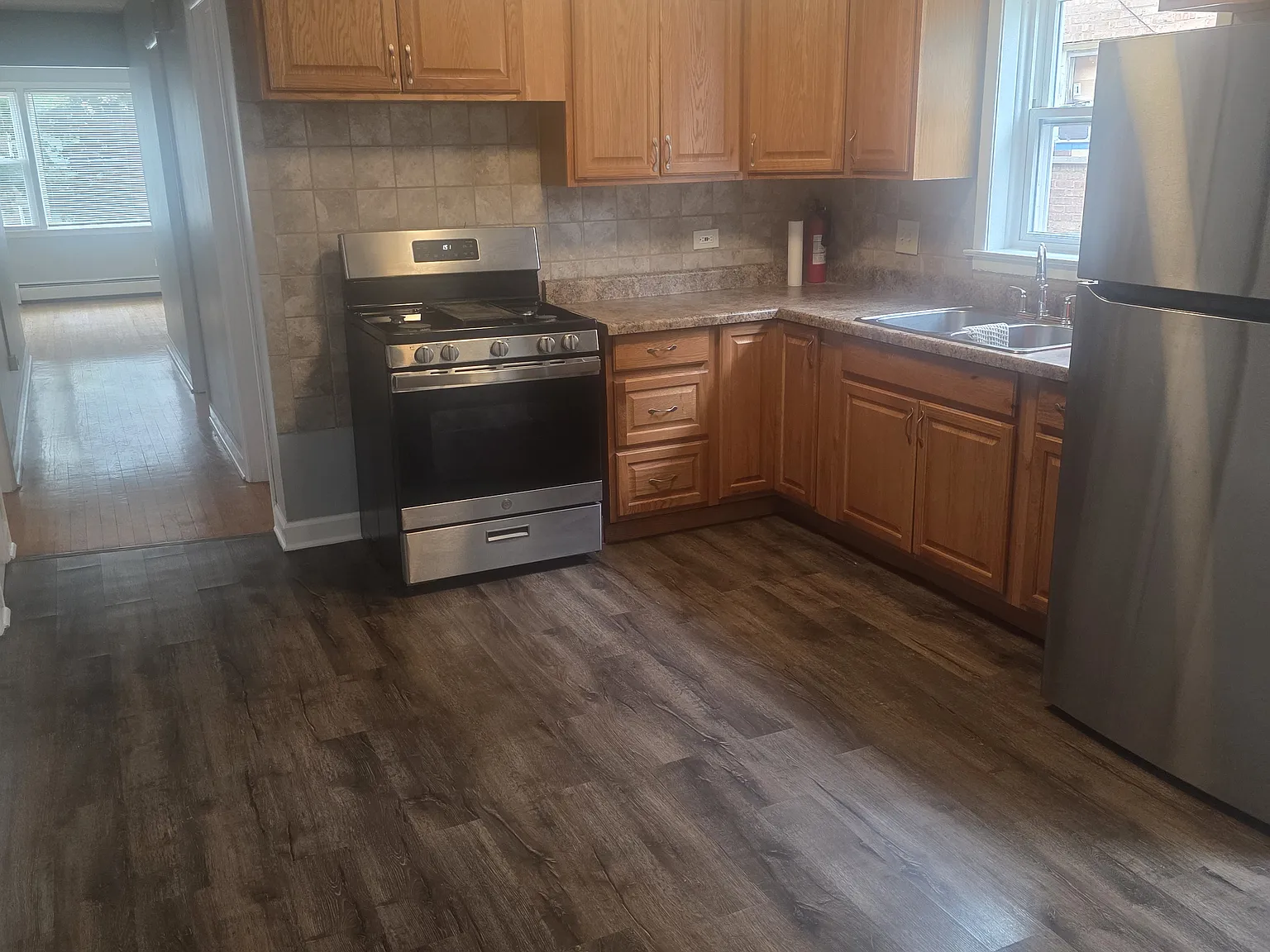 3 bed, 968 sqft, $2,100 — Photo 3