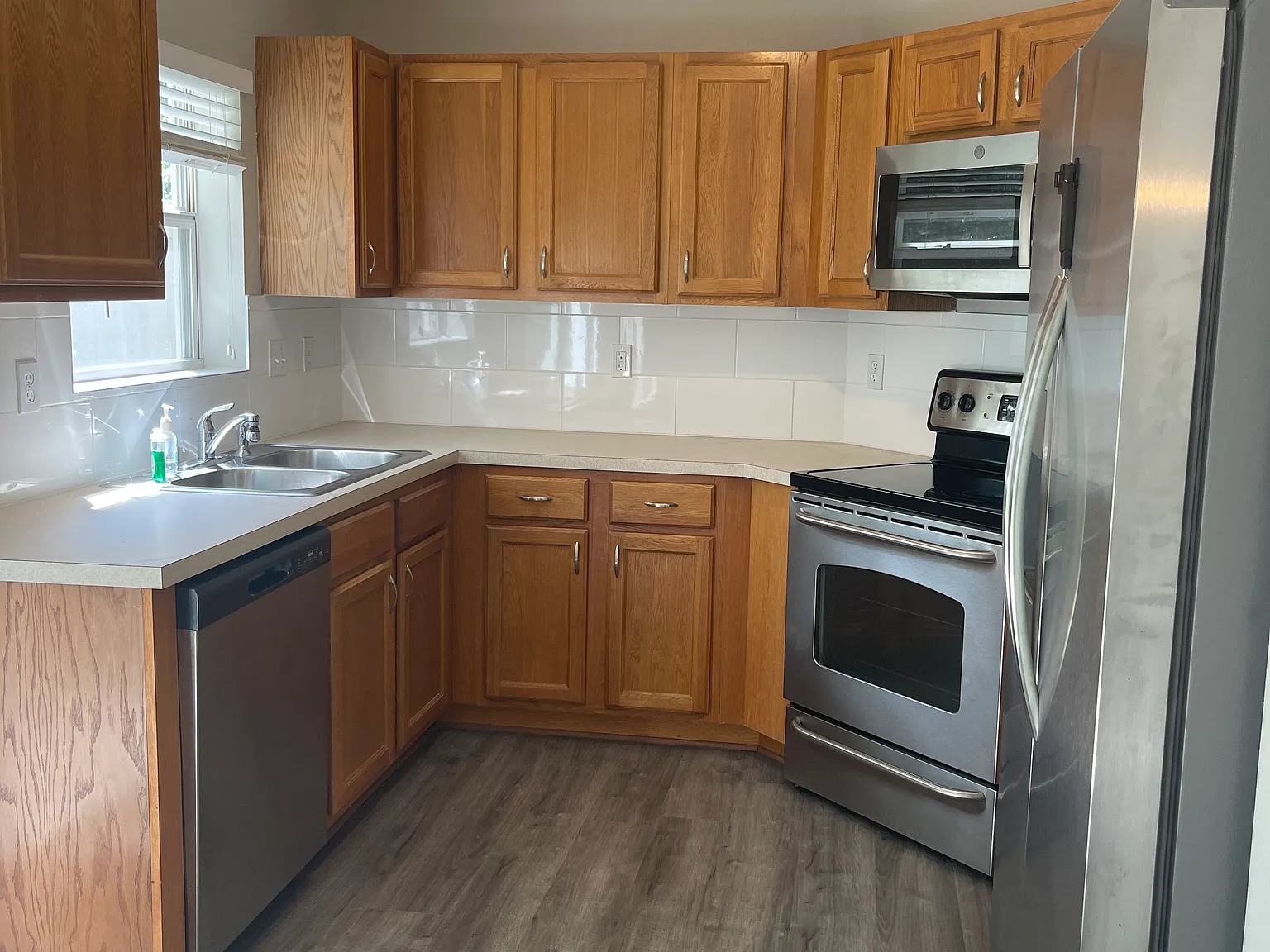 3 bed, 2.5 bath, 1664 sqft, $2,100 — Photo 3