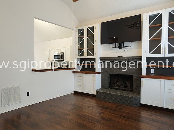 3rd image of 2272 Grandview Dr