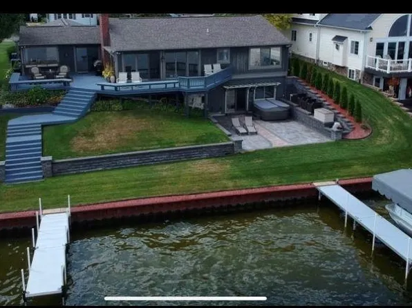 75 Crescent Ave, Lake Orion, MI 48362