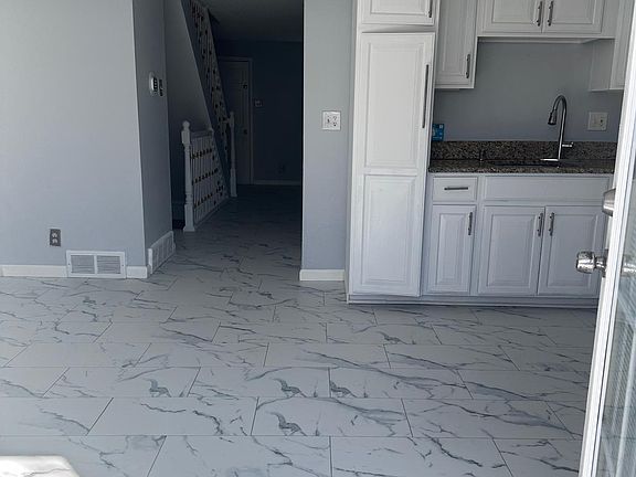 Kitchen with whit cabinets