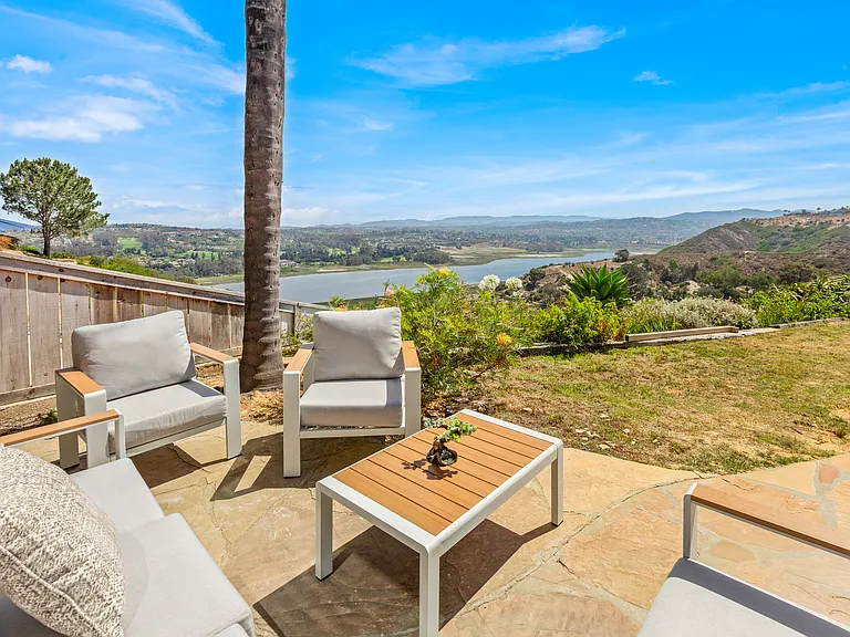1807 Amalfi Dr — Photo 32