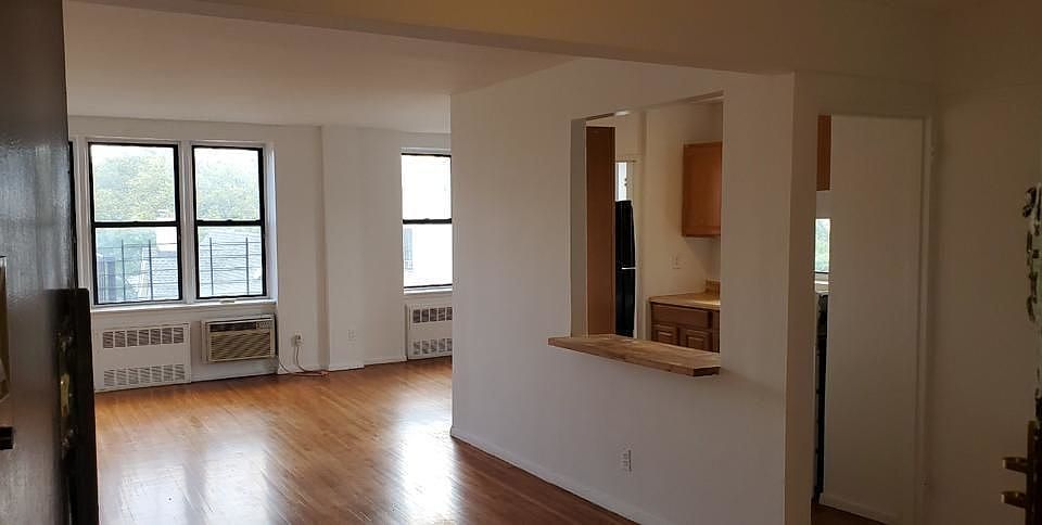 2nd image of 415 Stratford Rd APT 5D