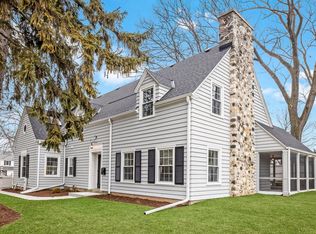 405 E Daphne Rd, Fox Pt, WI 53217