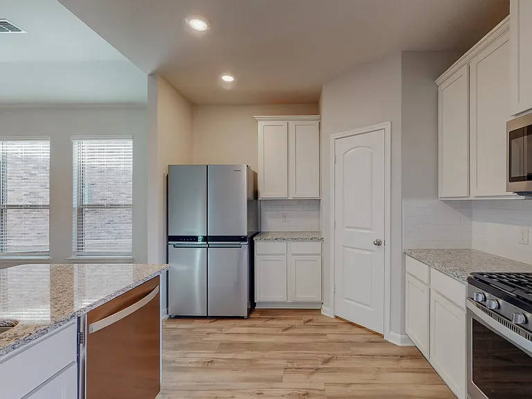 2113 Emma Ct — Photo 8