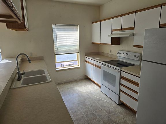 4th image of 252 N Elm St #190-210