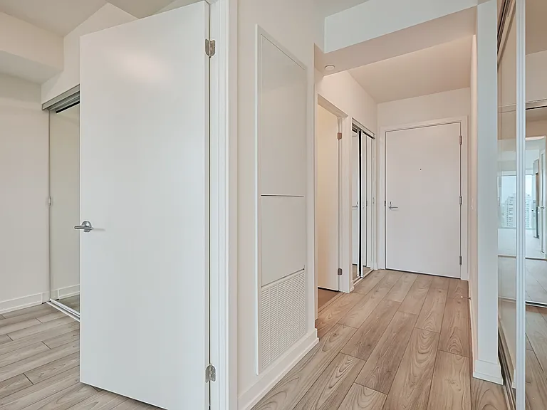223 Redpath Ave — Photo 117