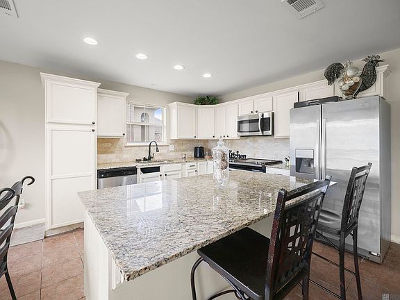 5th image of 38437 Highland Terrace Ave