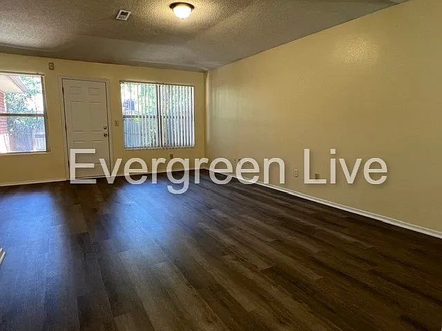 110 Barrow Ct — Photo 3
