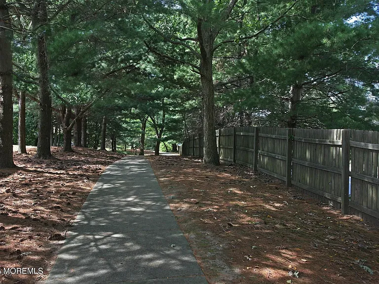 80 Bradford Ct — Photo 6