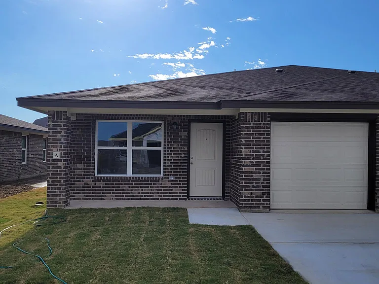 1810 Castroville Trl #B — Photo 1