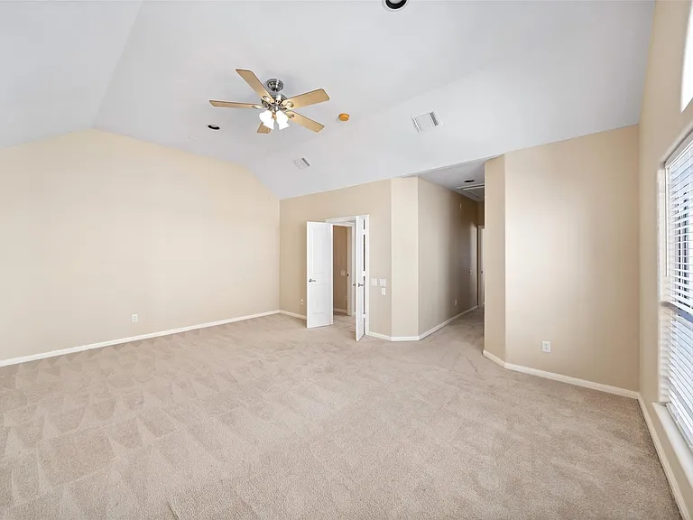 2406 Calumet St — Photo 3