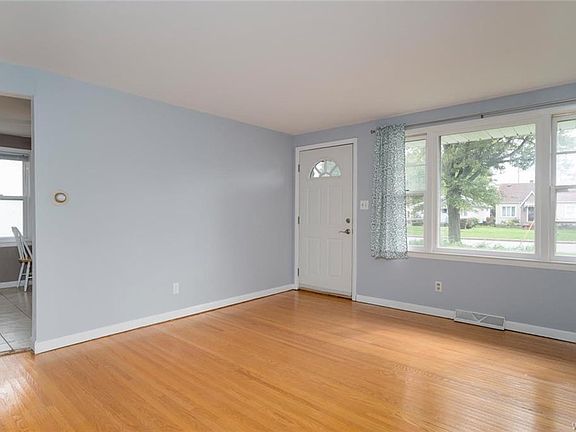 5th image of 538 Emerson Dr