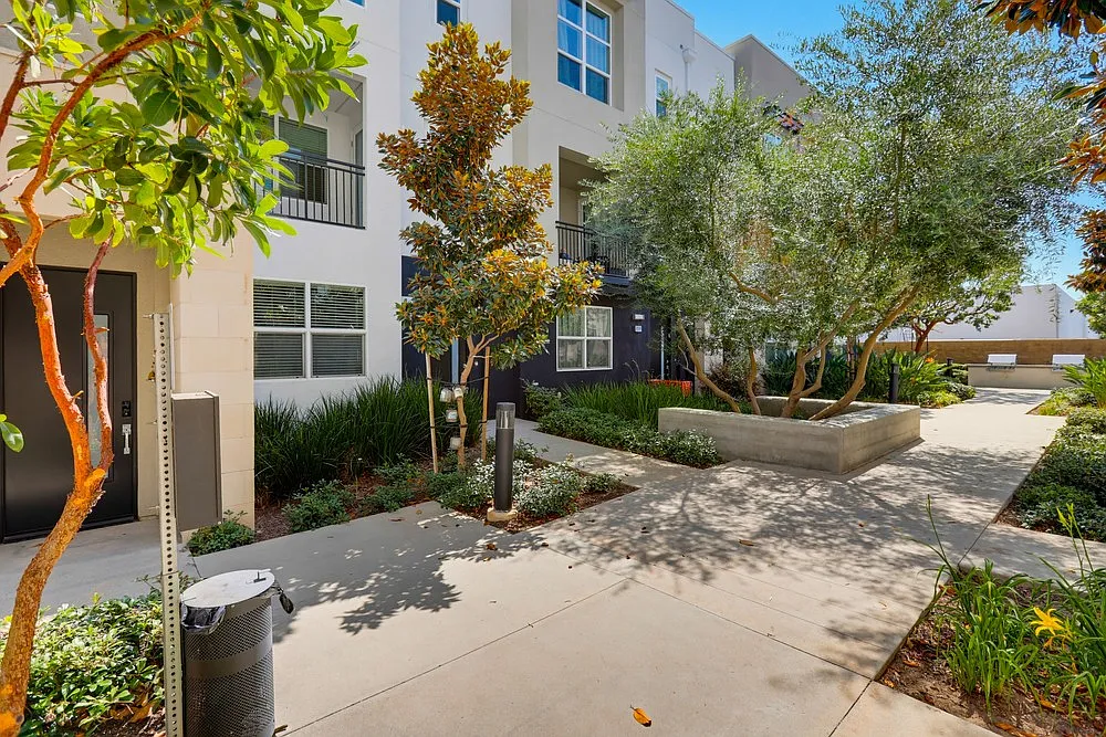 3 bed, 3.5 bath, 1895 sqft, $5,200 — Photo 1