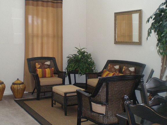 Living Rm w/vaulted ceiling