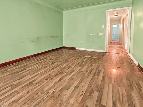 4th image of 689 Burgess Ave