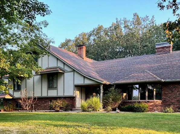 809 Holman Ln, Macon, MO 63552