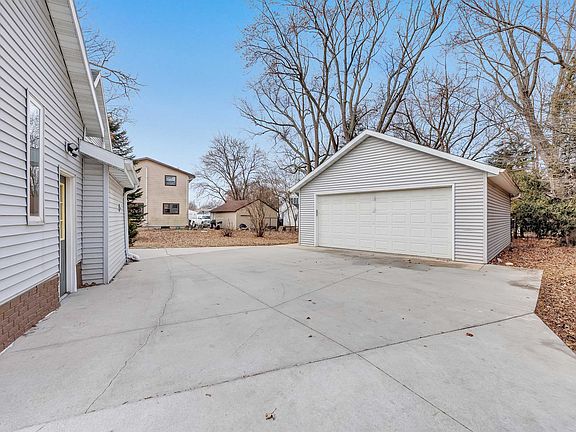 3rd image of 814 3rd St