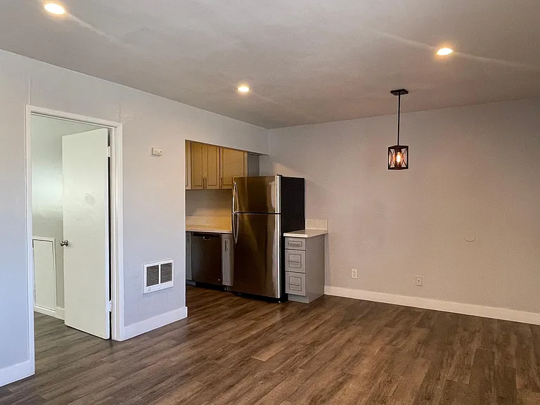 1969 Cedar Ave #5 — Photo 4