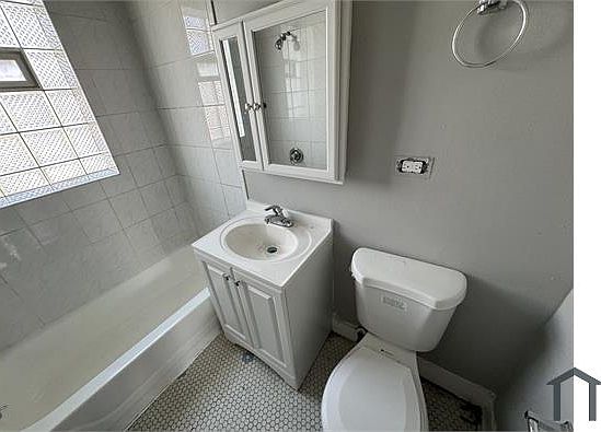 4th image of 7156 S Rhodes Ave