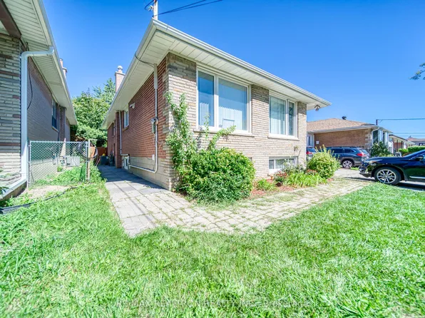 36 Beaver Valley Rd #1, Toronto, ON M3H 4S1
