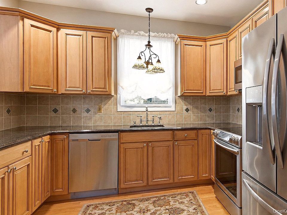 2nd image of 15 Scenicview Crescent