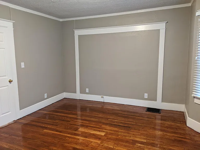 2443 S Dixie Dr — Photo 12