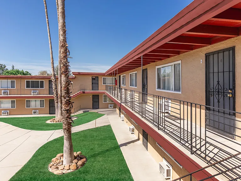 Oakridge Apartments — Photo 10