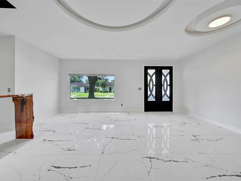 2206 Saxon Dr — Photo 17
