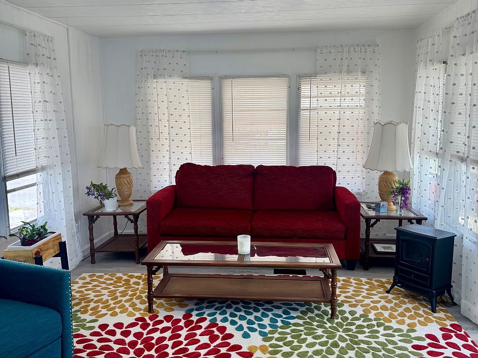 1st image of 30 Poinsettia Dr