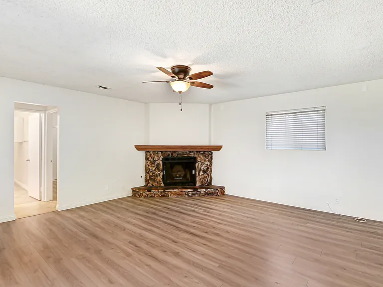 677 N Tulare Way — Photo 4