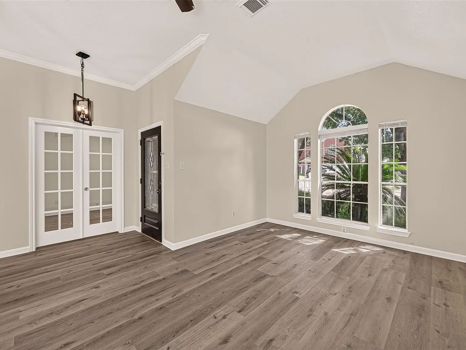 3 bed, 2.0 bath, 2294 sqft, $2,100 — Photo 4