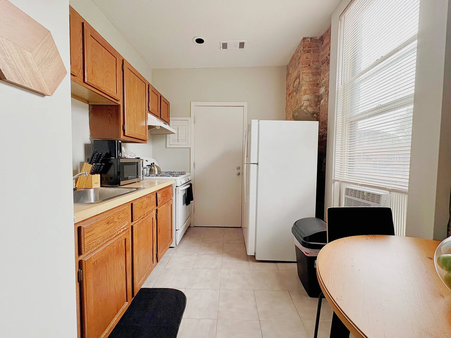 2501-05 Lincoln — Photo 4