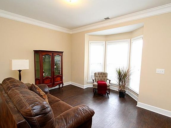 4th image of 110 Woodview Ct