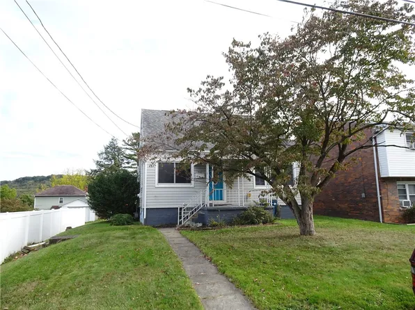 704 S 7th St, Youngwood, PA 15697