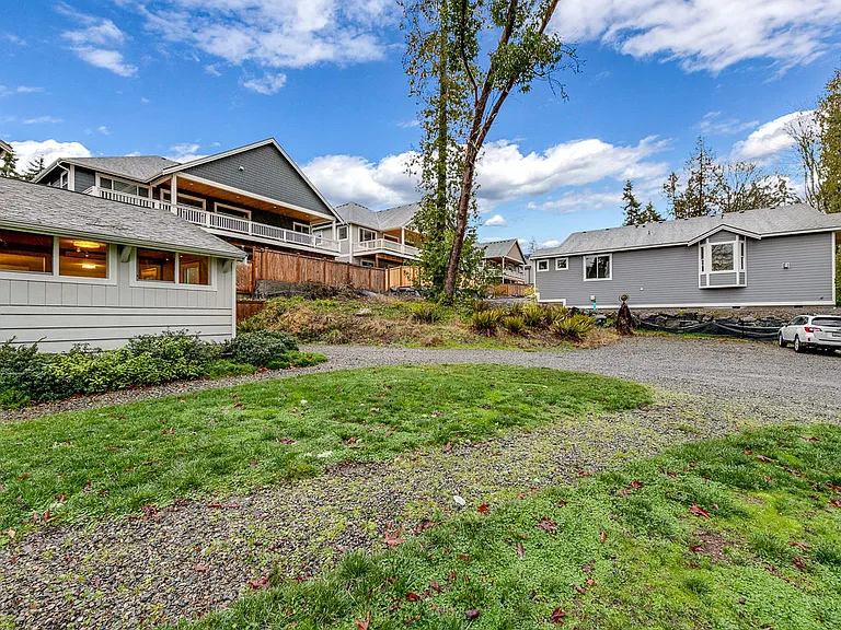 1140 Wing Point Way NE #B — Photo 3
