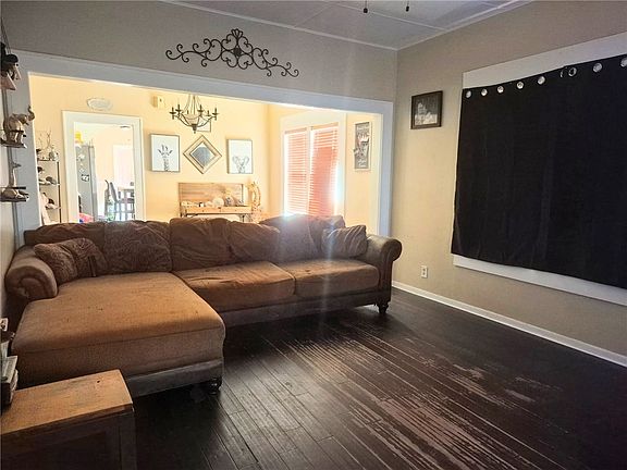 4th image of 521 E Huisache Ave