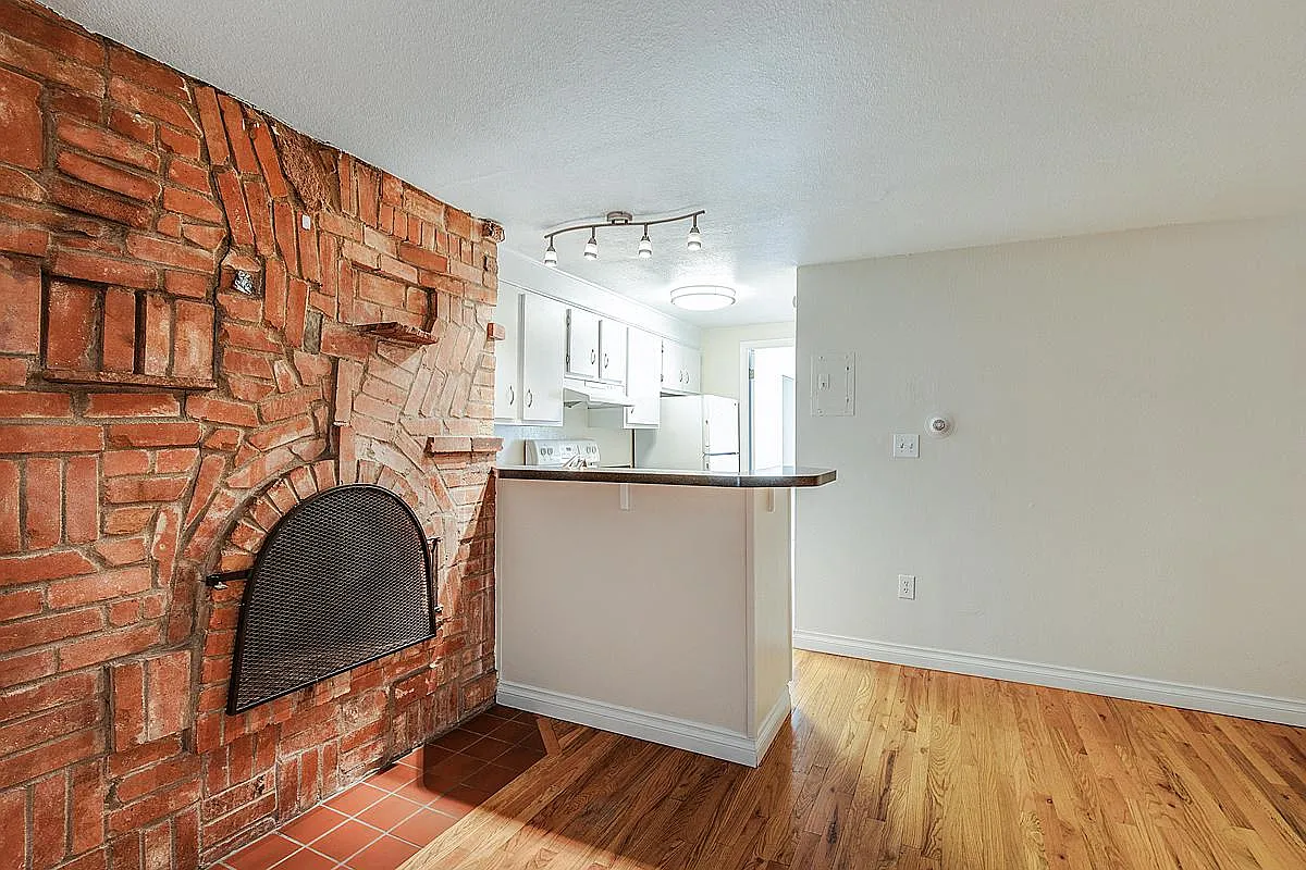 Logan Court — Photo 4